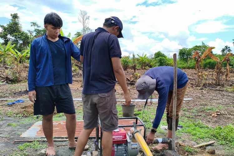 Atasi Kekeringan di Keerom, Papua, Tim Ekspedisi Patriot Undip Gali Sumur Bor Irigasi Bersama Warga