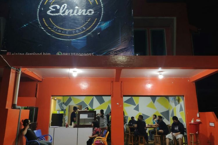 Suasana Cafe Elnino Fast Food di Banjarmasin, Kalsel, Kamis (8/10/2020) malam. Cafe menggratiskan makan minum bagi kader Partai Demokrat dan PKS.