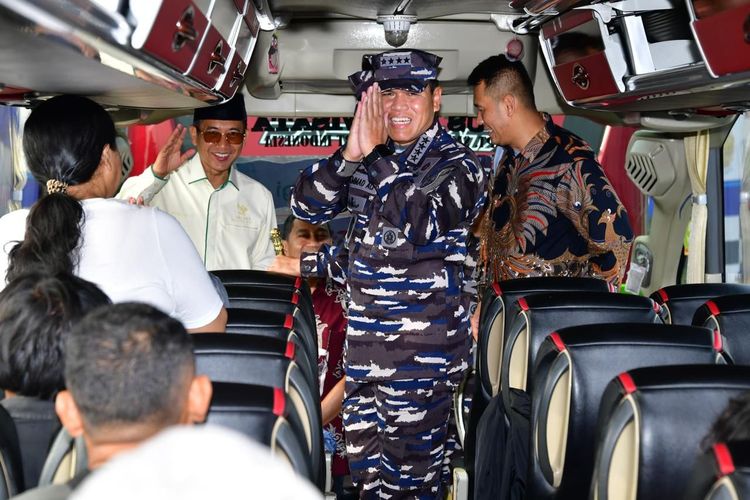 KSAL Laksamana Muhammad Ali melepas peserta mudik gratis dari Markas Komando Lintas Laut Militer (Kolinlamil), Jakarta Utara, Jumat (5/5/2024).