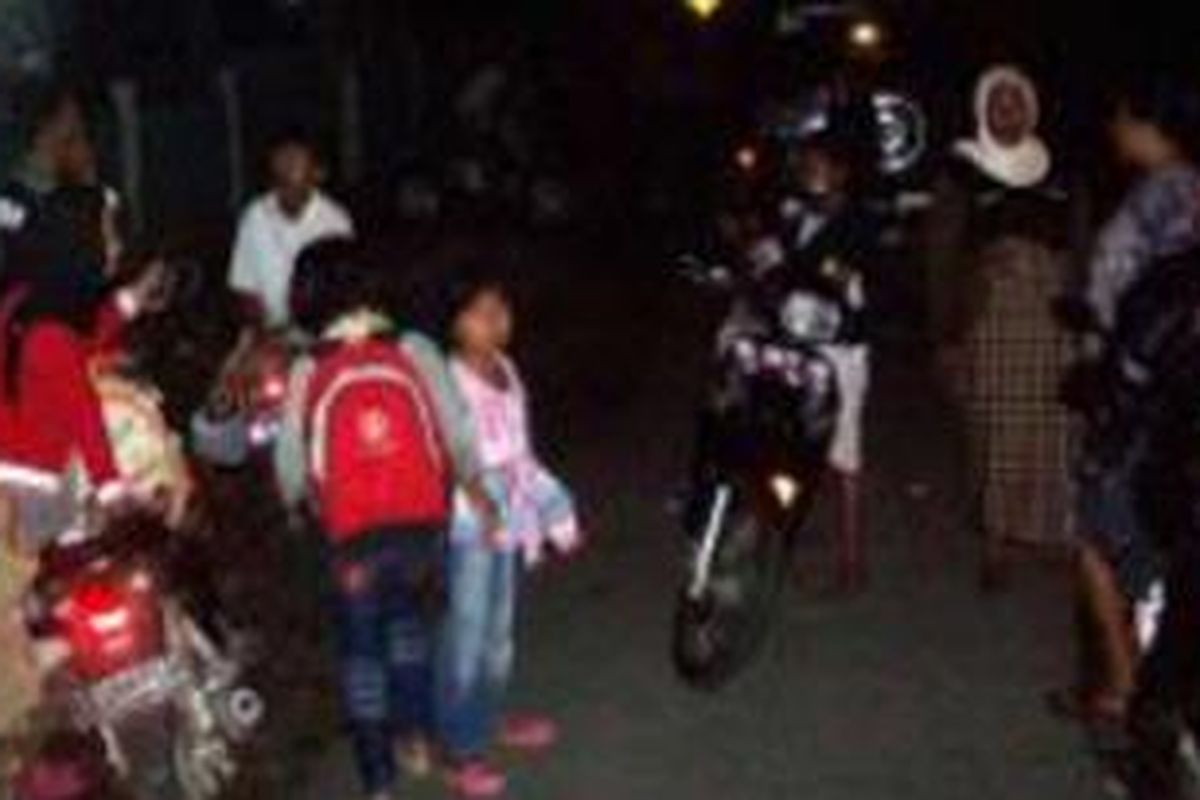 Masyarakat di Aceh Barat berhamburan keluar setelah terjadi gempa 7,6 SR, Rabu (11/1/2012).