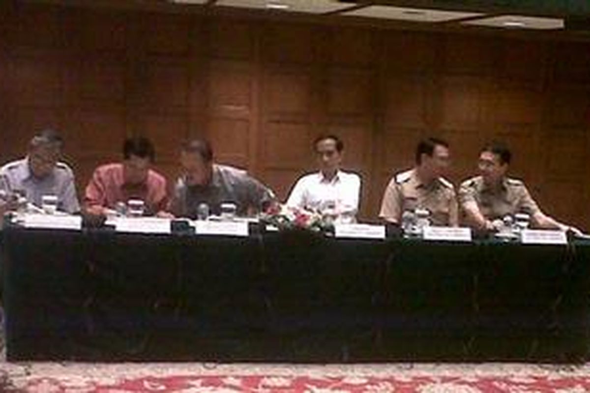 Gubernur DKI Jakarta Joko Widodo (tengah, berkemeja putih) dan wakilnya Basuki Tjahaja Purnama (kanan) dalam rapat bersama PT MRT Jakarta, di Balaikota Jakarta, Rabu (28/11/2012).