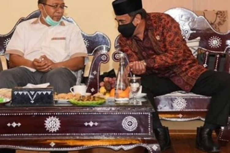 Gubernur  NTB, Zulkieflimansyah dan Mentri Agama Facrul Rozi sempat kontak dan nampak bergantian tiadak tepat mengenakan masker, Kamis (17/9/2020), saat Menag melakukan kunjungan ke Mataram, NTB, 16-17 September 2020, sebelum Menag dinyatakan Positif covid19. Menag dinyatakan  positif covid19 17 September 2020, setelah dari NTB.