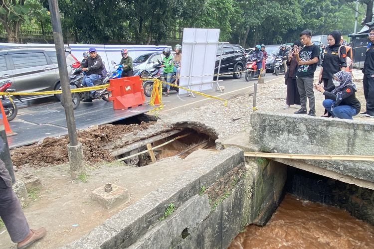 Antisipasi Roboh, Tiang Lampu Dekat Jalan Ambles di Lenteng Agung Jaksel Dicabut 