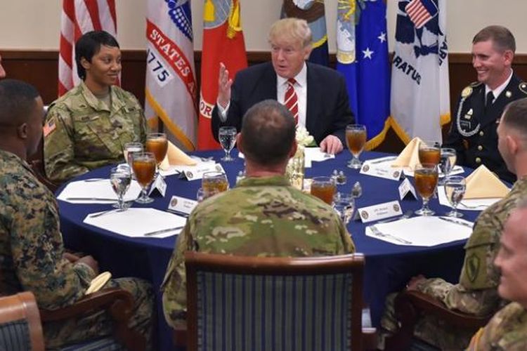 Presiden Donald Trump duduk bersama sejumlah tentara AS saat berkunjung ke pangkalan militer MacDill, Florida, akhir pekan lalu.