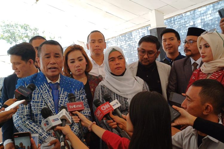 Kuasa hukum keluarga Imam Masykur, Hotman Paris Hutapea hadir di Mapomdam Jaya, Jakarta Selatan, dalam rekonstruksi pembunuhan kliennya, Selasa (26/9/2023).