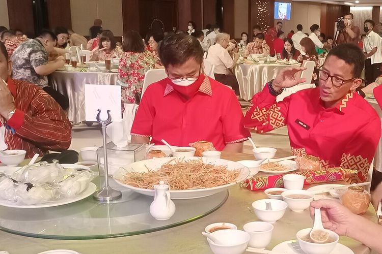 Menteri Pariwisata dan Ekonomi Kreatif Sandiaga Salahuddin Uno mencicipi Yee Sang di Restoran Ria Medan, Kamis (3/2/2022) malam.