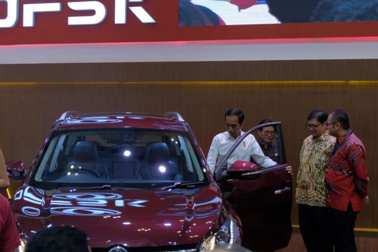 Presiden RI Joko Widodo menjajal Glory 580