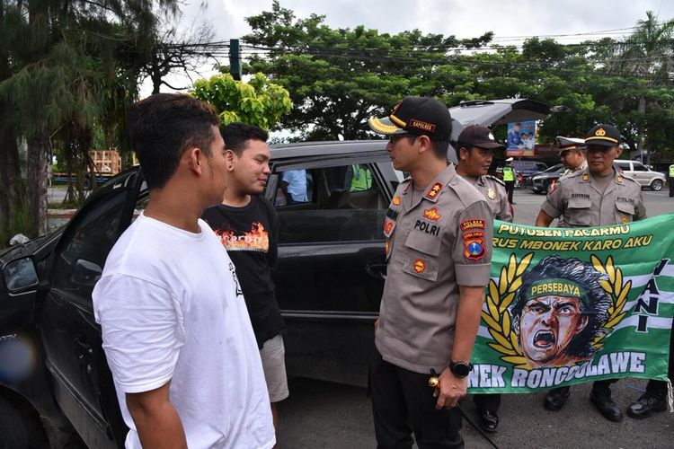 Kapolres Lamongan AKBP Harun (kanan), saat memberikan himbauan kepada suporter yang hendak menonton langsung di Sidoarjo.