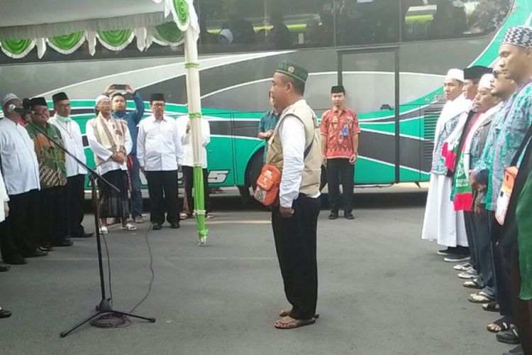 Bupati Grobogan, Jawa Tengah menerima rombongan jamaah haji kloter 17 yang tiba di halaman pendapa Kabupaten Grobogan, Selasa (12/9/2017) pagi.