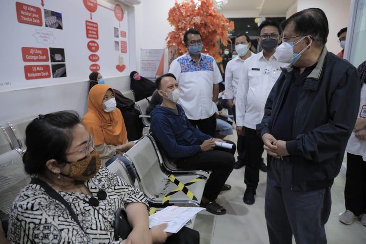 Ketua Umum Palang Merah Indonesia (PMI) Jusuf Kalla meninjau Unit Donor Darah DKI Jakarta di Markas PMI DKI Jakarta, Senin (2/8/2021) malam.
