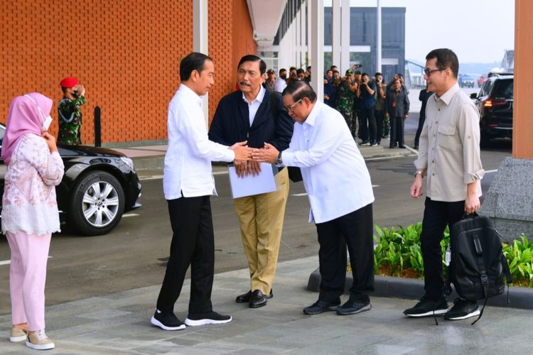 Presiden Joko Widodo dan Ibu Iriana Joko Widodo saat akan bertolak ke Bali dari Lanud Halim Perdanakusuma pada Senin (13/3/2023).