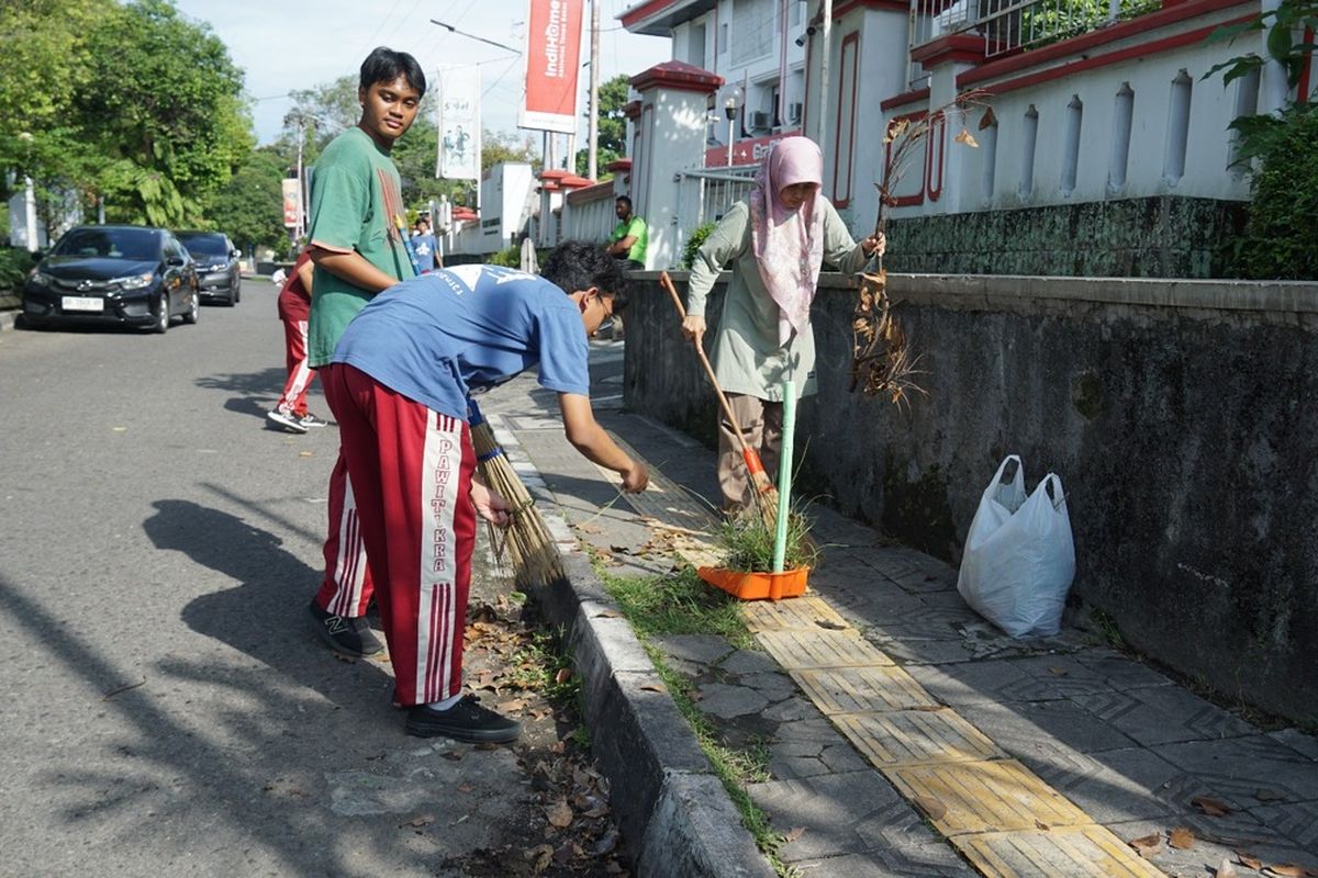 KERJA BAKTI: Siswa SMP N 5 saat kerja bakti bersih sampah sebelum puasa, Rabu (26/2/2025)