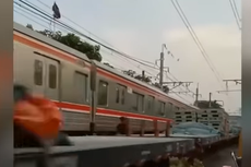 Video Viral Pengendara Motor Nekat Terabas Perlintasan, Terjebak di Antara 2 Kereta yang Melintas
