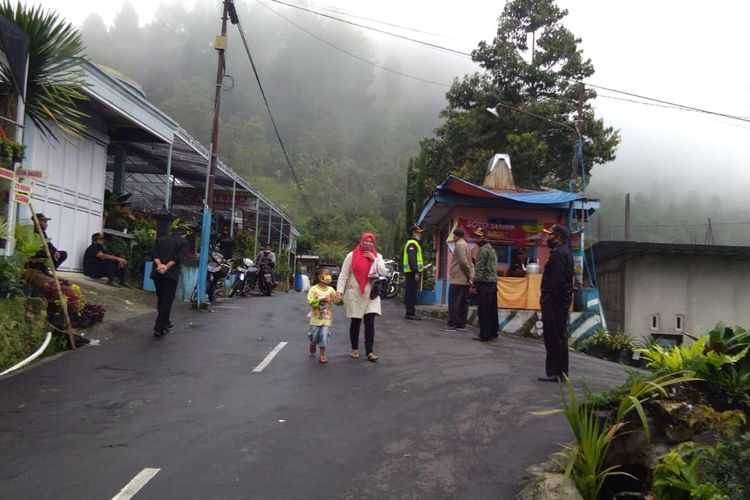 Penjagaan di pintu masuk Dusun Nglurah dijaga Satgas Covid-19, Selasa (19/01/2020).