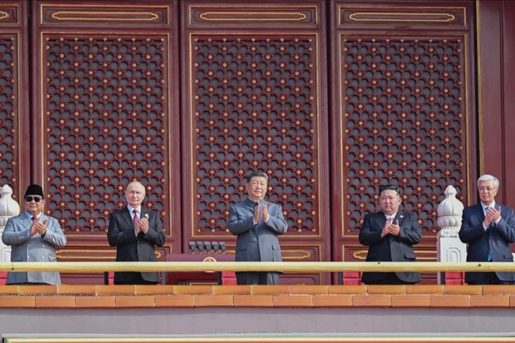 Presiden Prabowo Subianto bersama Presiden Rusia Vladimir Putin, Presiden China Xi Jinping dan pemimpin Korea Utara Kim Jong-un saat  menghadiri Perayaan 80 Tahun Kemenangan Perang Perlawanan Rakyat China yang digelar di Tian’anmen, Beijing, China, Rabu (03/08/2025).