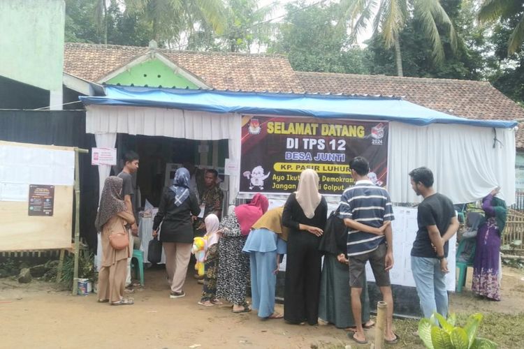 Pelaksanaan pemungutan suara lanjutan di TPS 12 Desa Junti, Kecanatan Jawilan, Kabupaten Serang, Banten. Proses lanjutan karena surat suara tertukar dengan dapil lainnya.