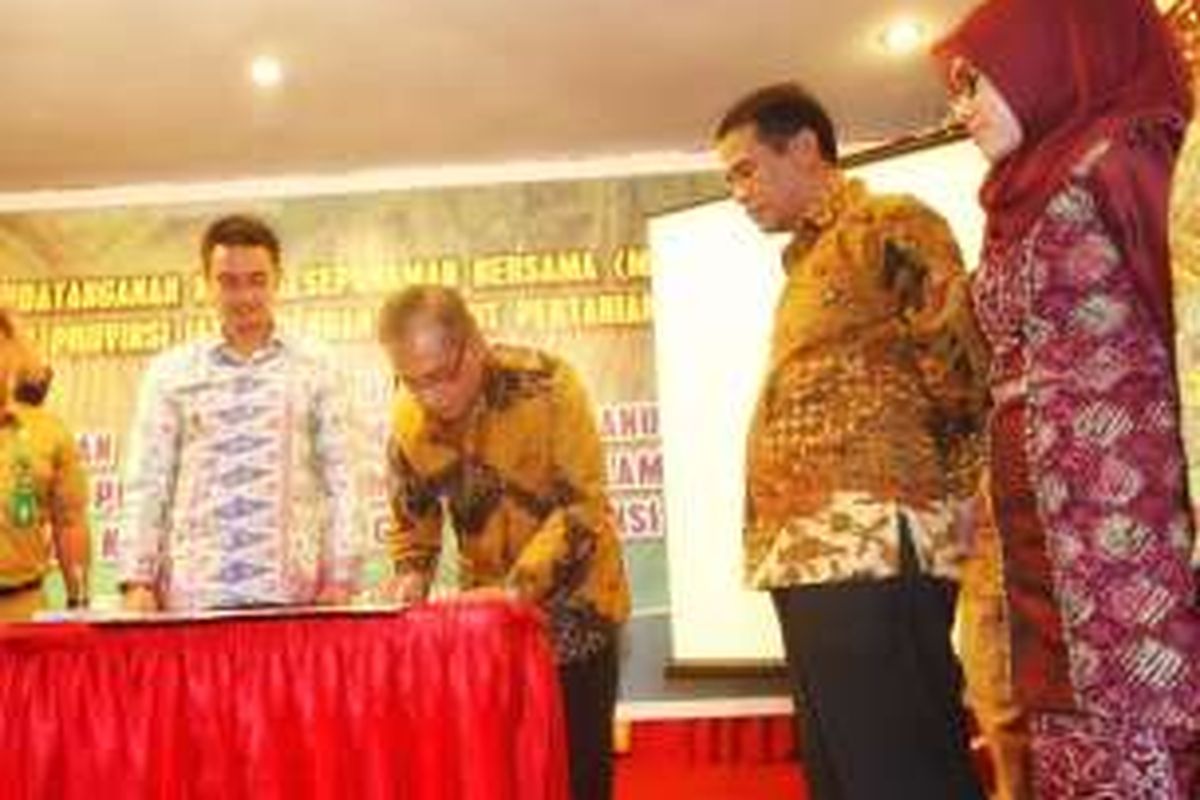 Rektor Institut Pertanian Bogor (IPB) Herry Suhardiyanto, Senin (5/9/2016), membubuhkan tanda tangan kesepakatan kerja sama dengan Pemerintah Provinsi Jambi terkait penggunaan metode Budidaya Jenuh Air (BJA). Penandatanganan MoU juga dilakukan oleh Gubernur Jambi Zumi Zola (kiri, baju batik warna terang), dengan disaksikan Menteri Pertanian Andi Amran Sulaiman (kedua dari kanan).