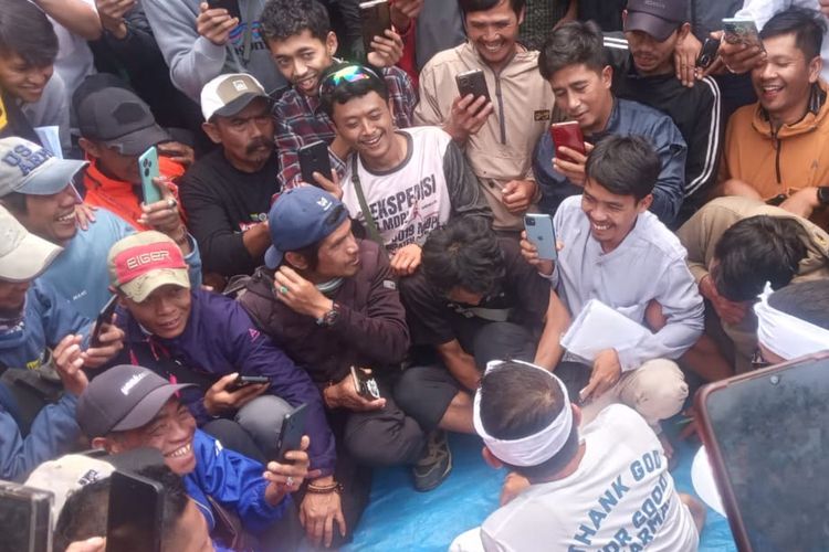 Dedi Mulyadi Sawer Warga dan Relawan yang Padamkan Kebakaran Gunung Gede Pangrango