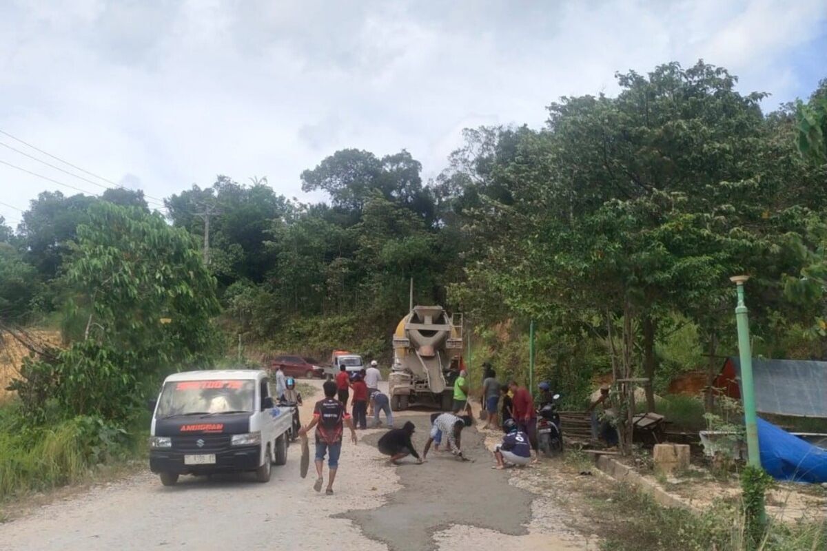 Urunan Dana Rp 60 Juta Perbaiki Jalan Rusak 1,6 Km di Kendari, Warga: Pemkot Beralasan Defisit Anggaran