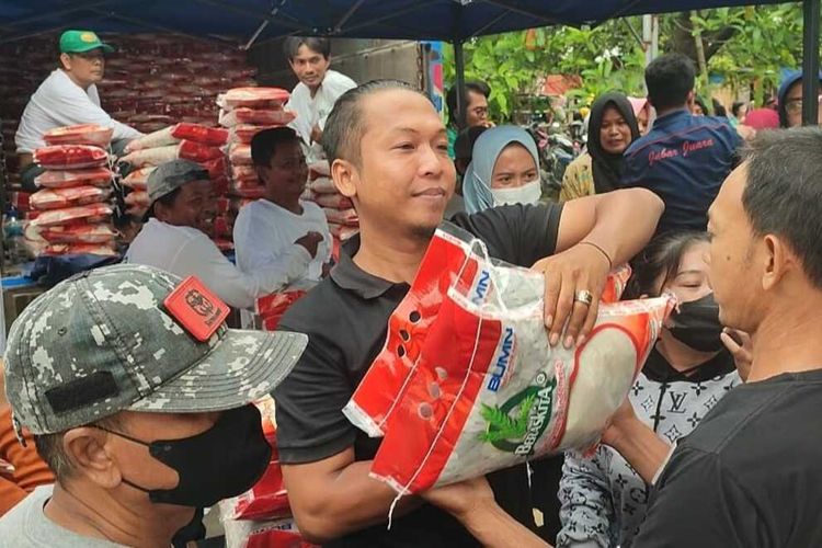 Sejumlah warga rela antre berdesakan dalam operasi pasar murah di lapangan Kebon Pelok, Kecamatan Harjamukti Kota Cirebon Jawa Barat Kamis (23/2/2023). Mereka membeli beras, minyak, telur dan lainya yang dijual lebih murah dari harga pasaran.