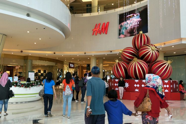 Menjelang akhir tahun 2017, pusat perbelanjaan jadi tempat wisata keluarga menghabiskan waktu liburan, seperti suasana di Central Park Mall, Jakarta Barat, Senin (25/12/2017).