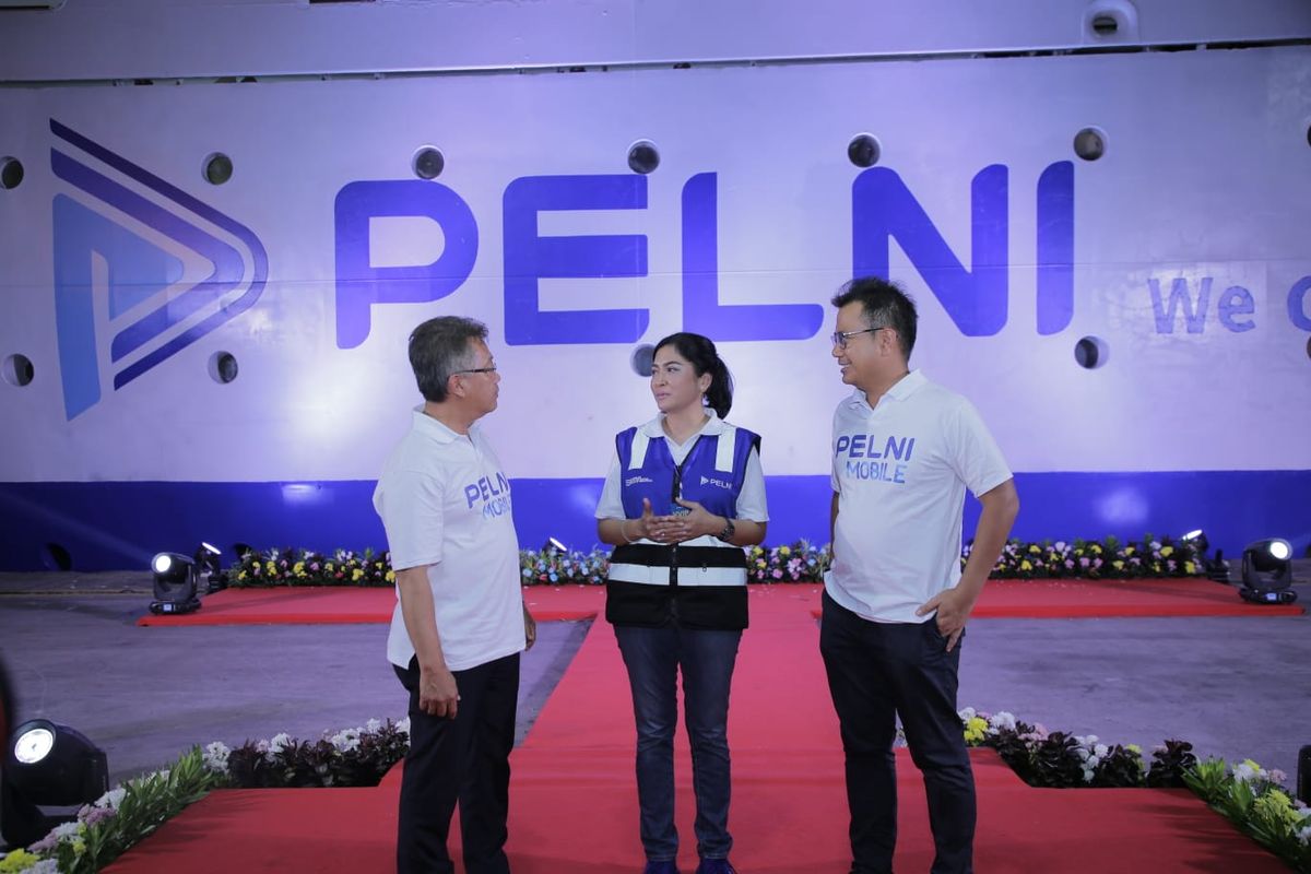 (Tengah) Direktur Utama Pelni Tri Andayani saatt meluncurkan logo dan tagline baru PT Pelni (Persero) pada KM Kelud di Pelabuhan Tanjung Priok, Jakarta, Jumat (29/9/2023).