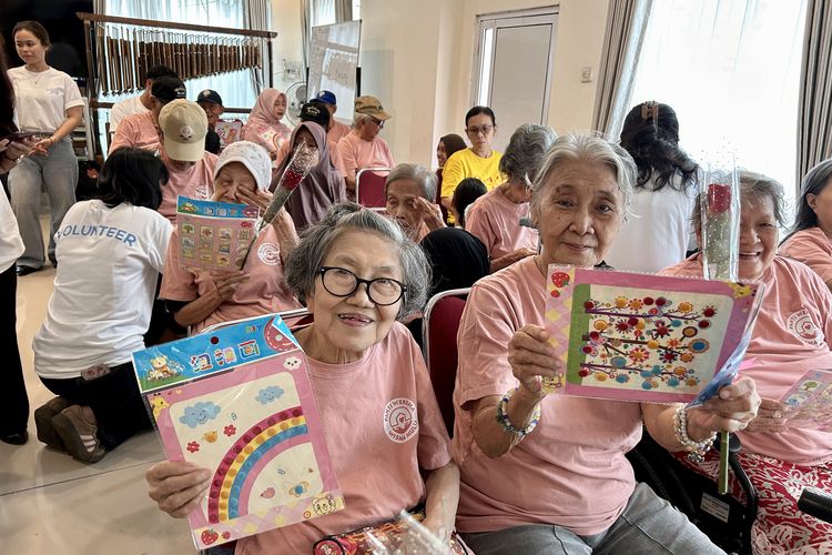 Momen perayaan Jernih Berbagi Charitrip Spesial Hari Ibu di Panti Werdha Wisma Mulia, Jakarta Barat, bersama Kompas.com dan Tim Volunteer Generasi Jernih, Senin (22/12/2025).