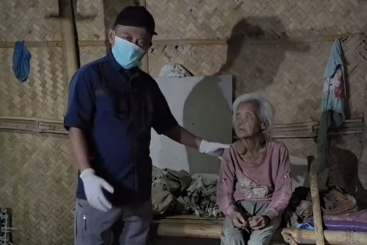 Mbah Siamah ketika didatangi Ketua Yayasan Griya Lansia Malang, Arief Camra, di rumahnya di Dusun Grujukan, Desa Jatisari, Kecamatan Jenggawah, Kabupaten Jember.