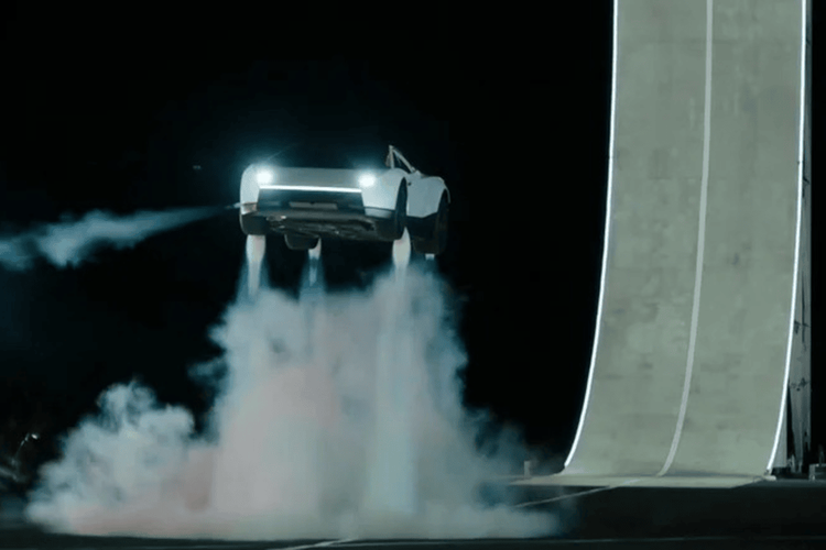Tesla Roadster Terbaru, Bisa Melompat dan Terbang di Udara