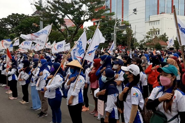 Aksi demo buruh di depan kantor Gubernur Jateng terkait penetapan UMK, Selasa (7/12/2021).