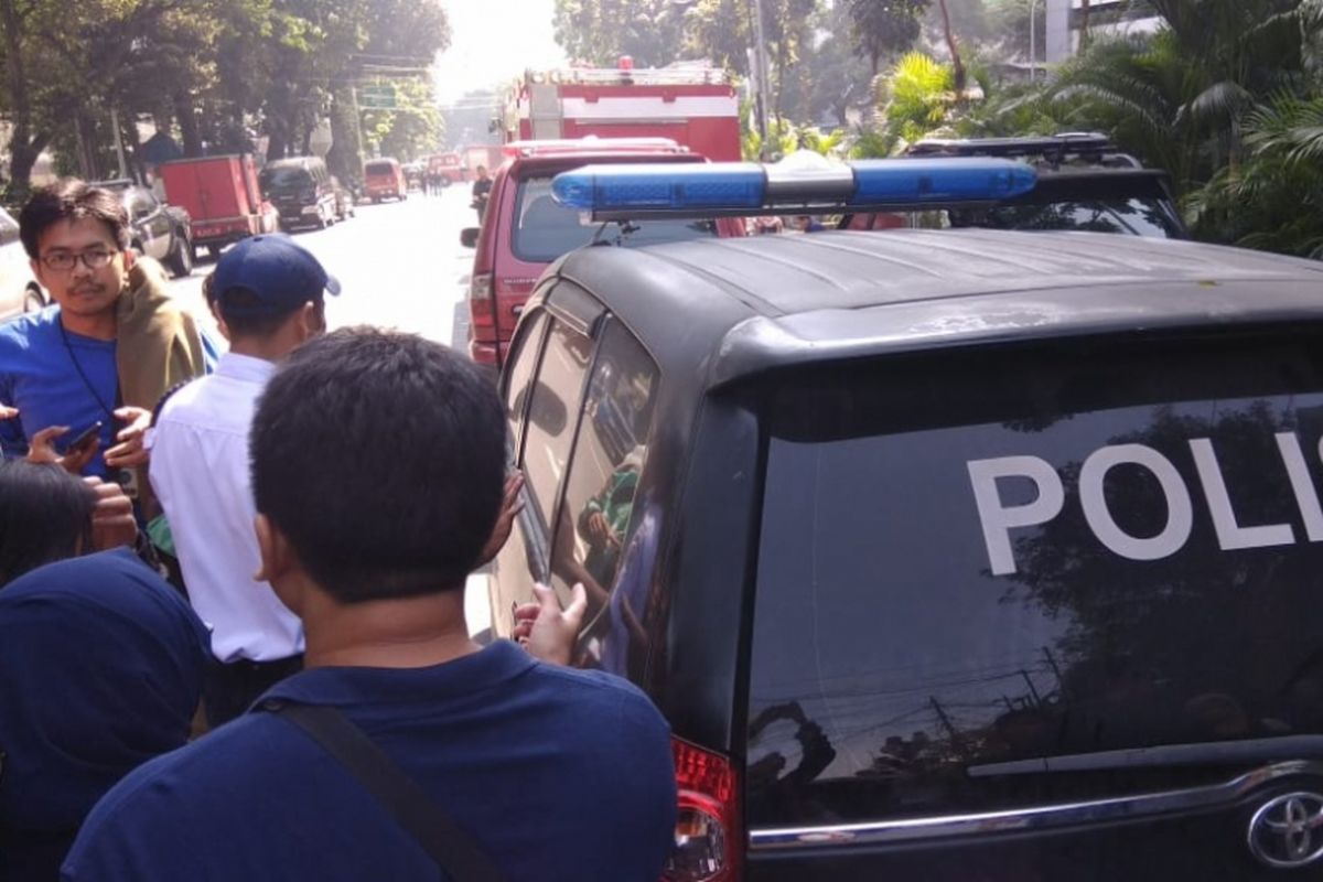 Polisi membawa korban selamat kebakaran gedung Kementerian Perhubungan,  Minggu (8/7/2010).