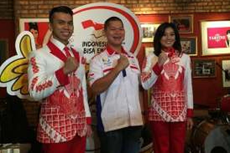CDM Tim Indonesia pada Olimpiade Rio 2016, Raja Sapta Oktohari (tengah), berpose dengan model yang memperagakan baju defile untuk upacara pembukaan dalam acara media gathering di Tartine Restaurant fX Jakarta, Jumat (15/7/2016).