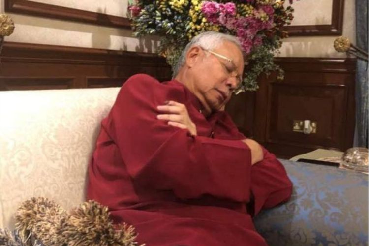 Foto eks PM Malaysia Najib Razak yang tidur saat rumahnya digerebek atas kasus korupsi dana negara 1MDB. Unggahan Najib ini disinyalir untuk menyindir mantan PM Muhyiddin Yassin yang mengaku tak bisa tidur setelah dituduh korupsi.