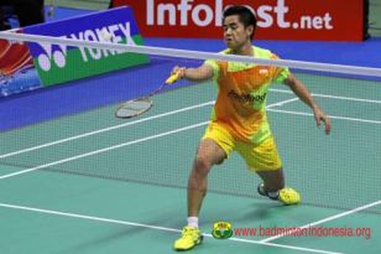 Tunggal putra Indonesia, Simon Santoso mengembalikan shuttlecock pada Sameer Verma dari India saat bertanding pada babak pertama Yonex-Sunrise Indonesia Open Grand Prix Gold 2013, di GOR Amongraga, Yogyakarta, Rabu (25/9/2013).