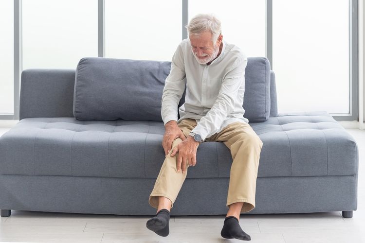 Pantang Disepelekan, Ini Cara Mengatasi Asam Urat di Lutut secara Alami dan Pakai Obat