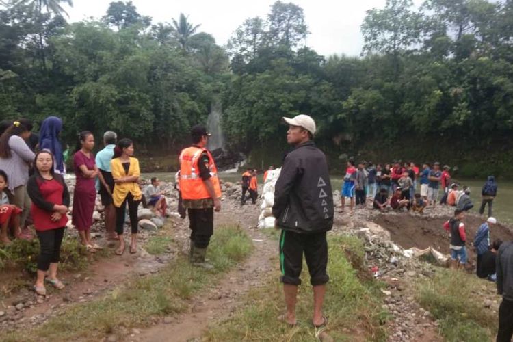 Tim SAR gabungan dari unsur TNI, Kepolisian, Basarnas, BPBD Kabupaten Bogor melakukan pencarian terhadap pemuda 19 tahun bernama Shidqie Giantino, yang hilang tenggelam di Sungai Cianten, Kampung Cirangkong, Desa Cemplang, Kecamatan Cibungbulang, Bogor, Jawa Barat, pada Minggu (22/12/2019).