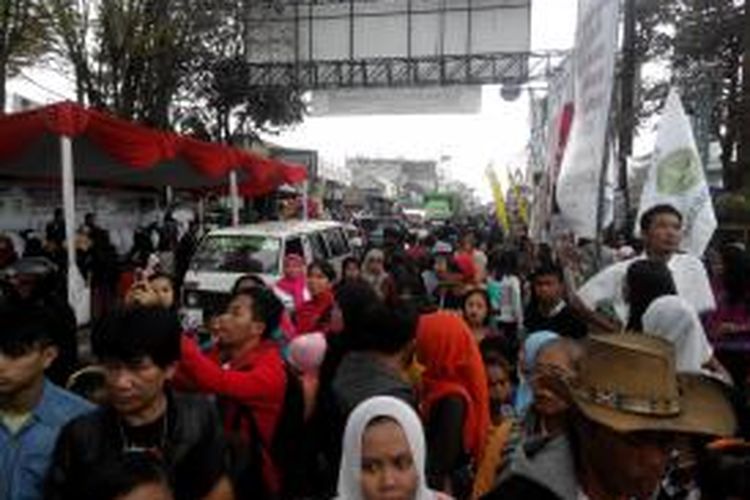 Kerumunan warga yang memadati Festival Tangkuban Parahu yang digelar di jalan utama Lembang mengakibatkan kemacetan panjang hingga ke Bandung, Kamis (15/5/2014).