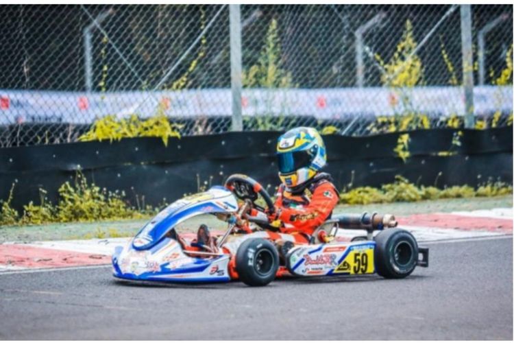 Aksi pebalap pada Kejurnas Eshark Rok Cup Indonesia 2022 di Sentul International Karting Circuit (SIKC), Bogor, Minggu (13/2/2022)
