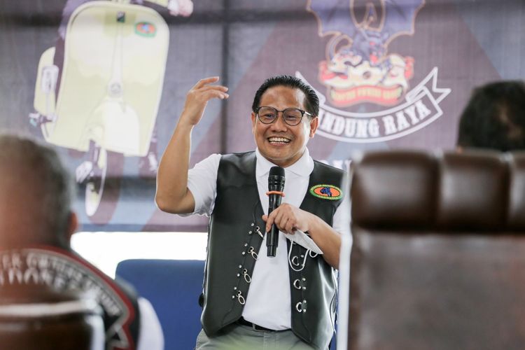 Gus Muhaimin saat diangkat sebagai anggota kehormatan SOG secara resmi yang dipandu langsung oleh salah satu pendiri SOG, Boy Januar atau Kang Boy di Pawon Pitoe, Kota Bandung, Minggu, (6/2/2022). 
