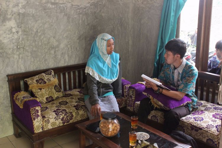 Rendi, interviewer Litbang Kompas, sedang mewawancarai responden untuk quick count dan exit poll Pilkada Jawa Tengah, Rabu (27/6/2018).