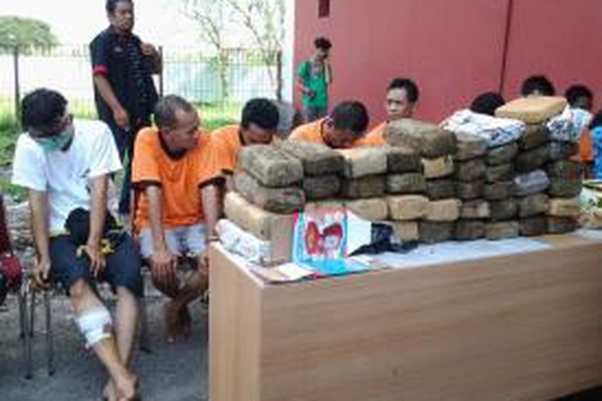 Pihak kepolisian Polres Bandara Soekarno-Hatta siap memusnahkan 48 kg ganja kering di area pembakaran bandara, Rabu (16/4/2014).