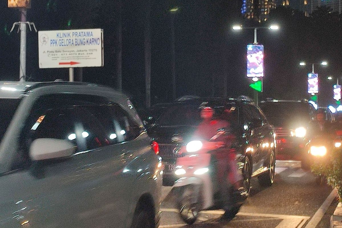 Suasana arus lalu lintas di sekitar Gelora Bung Karno (GBK) tepat di depan Hotel Century Senayan, Jakarta pada Sabtu (25/2/2023).