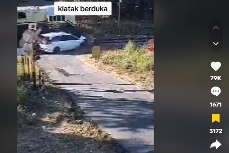 Viral, video mobil tertabrak kereta api di perlintasan kereta api di Banyuwangi.