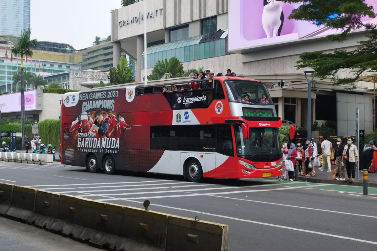Bus BW4 Transjakarta di Halte Bundaran HI, Jakarta Pusat, Minggu (11/6/2023). (KOMPAS.com/XENA OLIVIA)