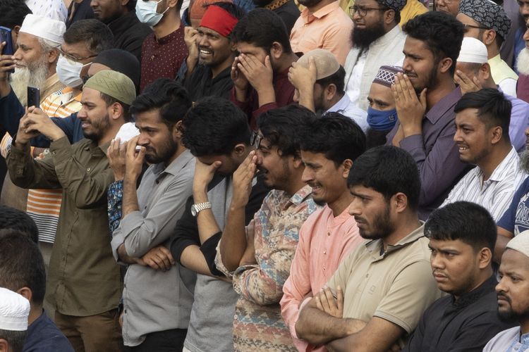 Warga Bangladesh menangis berduka atas kematian tokoh mahasiswa Sharif Osman Hadi, di Dhaka, 20 Desember 2025. Hadi tewas ditembak oleh orang tak dikenal pada 12 Desember. Namanya mencuat saat demo penggulingan Perdana Menteri Sheikh Hasina.