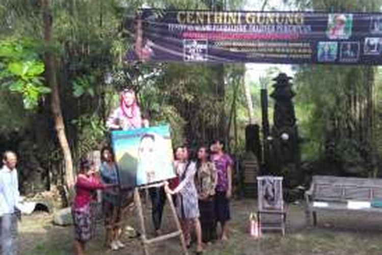 Yenny Wahid melakukan prosesi naik Ondho (tangga) dalam rangkaian kegiatan seni dan budaya Centhini Gunung di Studio Mendut, Mungkid, Kabupaten Magelang.  Jumat (30/9/2016).