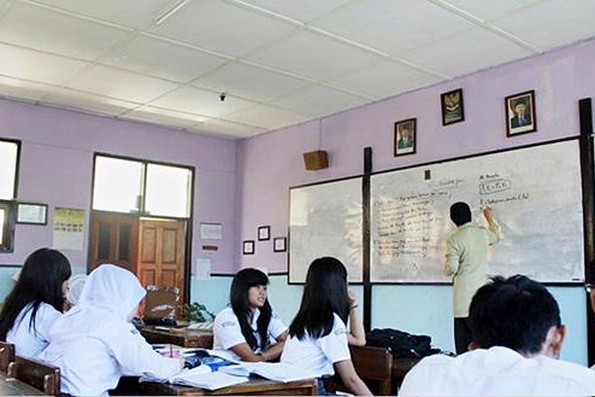SMA Negeri 24 Bandung mengadakan program Poe Pasundan untuk melestarikan bahasa Sunda di kalangan anak muda.