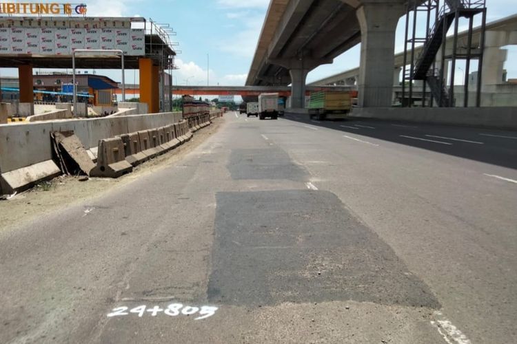 Pekerjaan jalan di ruas Jalan Tol Jakarta-Cikampek