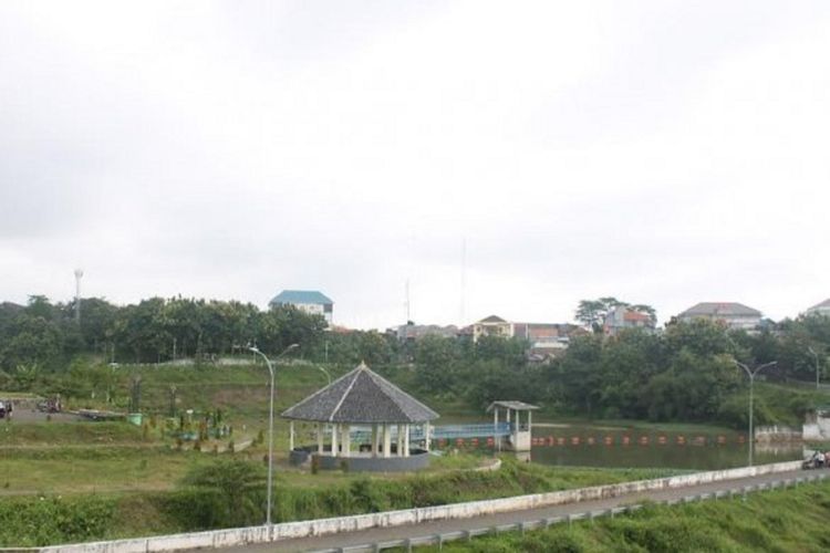 Pemandangan yang terlihat dari gardu pandang, pondokan dan waduk yang cukup besar, (17/9/2016).