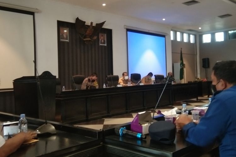 Rapat Satgas Penanganan Covid-19 Karawang membahas penerapan PSBM di Aula Gedung Singaperbangsa, Komplek Kantor Bupati Karawang, Senin (28/12/2020).